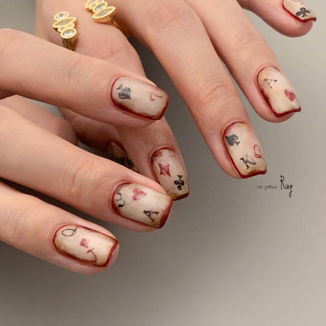 aoki_nailさんのインスタグラム写真 - (aoki_nailInstagram)「Wonderland🃏  絵本版のアリス仕様💫 全体的にヴィンテージ 感あるかすれた イメージでペイント いつもありがとうございます＊  ・  nailgalleria  Rug〈ラグ〉 大阪市北区中崎西2-6-3 ペイントC #rugペイントC#nailstagram #japanesenailart #nailswatch  #クリスマスネイル#naturalnails #ショートネイル #naildesign #ネイルデザイン #冬ネイル  #クリスマスコーデ #ふしぎの国のアリス  #likeforlike #xmasネイル# #キャラネイル#2023aw#クリスマスデザイン #christmasnail#rugxmassample#aliceinwonderland」12月9日 0時32分 - aoki_nail