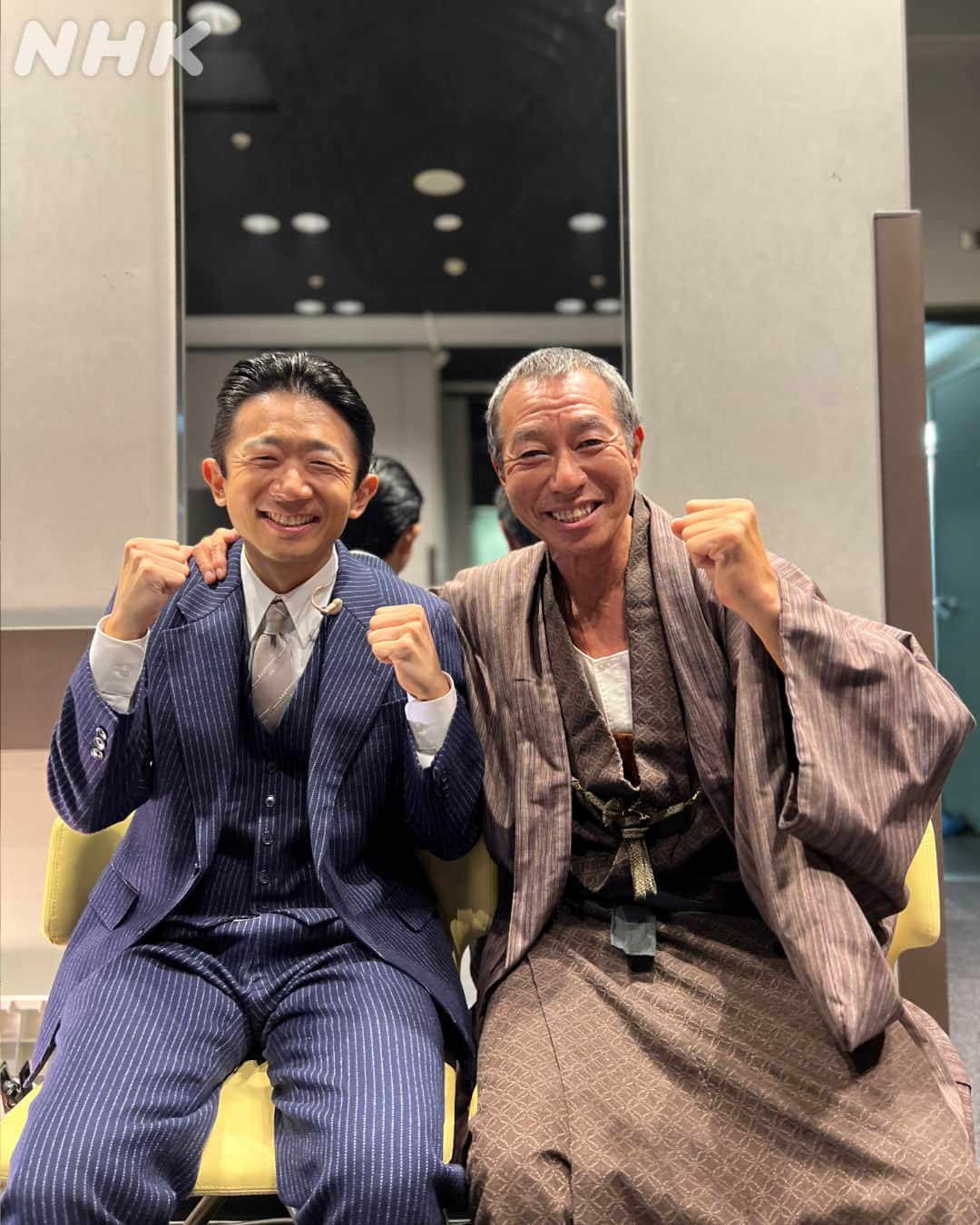 ブギウギのインスタグラム：「舞台シーン撮影時のオフショットです📸  柳葉敏郎さんとえなりかずきさんは、ドラマでの共演はなんと30年以上ぶりとのこと！ 「まさか朝ドラの撮影で会うとは」と、とっても楽しそうにお話しされていました😊  #柳葉敏郎 #えなりかずき #梅吉さん #二村さん #ブギウギ #朝ドラ #オフショット」