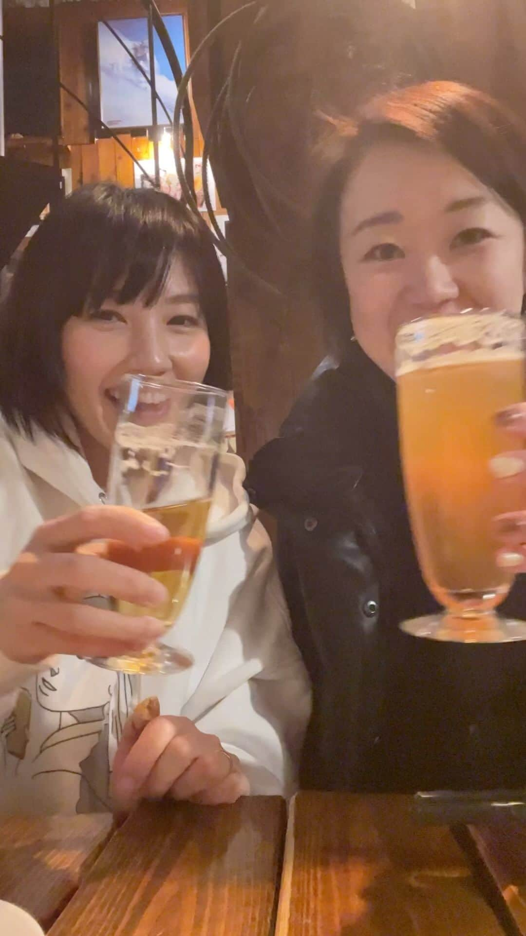 古賀麻里沙のインスタグラム：「みなさんこんばんは🌛 今日も飲んでますか？？酔い子の味方、ビールおねえさん古賀麻里沙です。  今宵のご褒美ールはビアバーで🍻 ここはどこでしょう？？ これだけの情報でわかった人はかなりのビール通！マニア！ビアギーク！相当ビール沼にハマってしまっている人。。。  ということで、金夜に乾杯❤️  #今宵のご褒美ール #ビール #クラフトビール #ビール女子 #ご褒美ール #今宵のご褒美ール  #啤酒 #beer #craftbeer #乾杯 #生ビール #飯テロ #深夜の飯テロ」