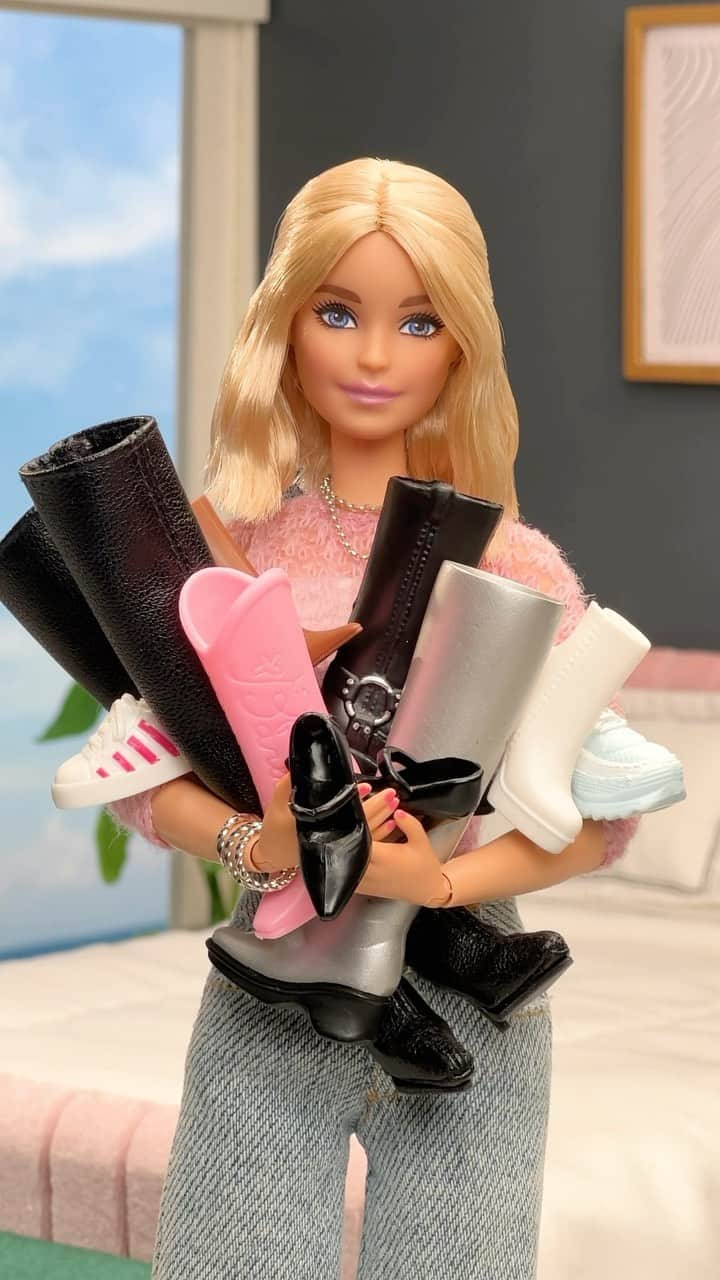 バービーのインスタグラム：「If the shoe fits...👢👡🥿#barbie #barbiestyle」