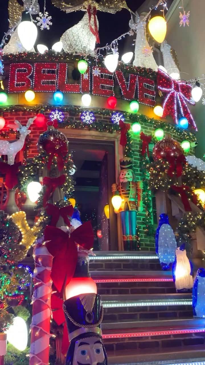 Uberのインスタグラム：「Hop in! 🚗 as we head to Brooklyn to see the Dyker Heights lights. ☃️ ✨ 🦌」