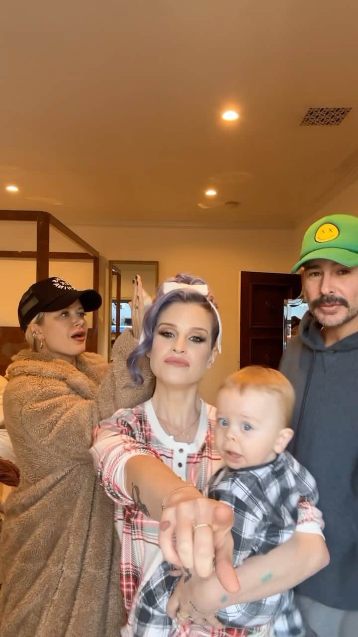 ケリー・オズボーンのインスタグラム：「Holiday GLAM TIME」