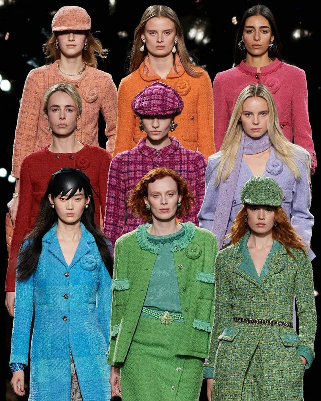 Vogue Brasilさんのインスタグラム写真 - (Vogue BrasilInstagram)「Um arco-íris de tweed abriu o desfile Métiers d’Art 2023/24 da @chanelofficial. Tailleurs coloridos e monocromáticos trouxeram a tônica do desfile, que tem como destaque o tecido que Coco roubou do guarda-roupa do namorado, o Duke de Westminster, nos anos 1920. “Pensei muito em Gabrielle Chanel mas não queria recriar os looks de Coco, quando ela usava os casacos do Duke. Fui influenciada pelo fato de que ela colocou cores nos seus tweeds e somei um espírito vibrante e pop a eles”, disse Virginie Viard.  Além de jogar luz no tecido de origem escocesa, um dos códigos mais importantes da casa, Virginie homenageou a cidade de Manchester em estampas, padronagens, no styling e na trilha sonora. Gorros de lã e cachecóis típicos das torcidas organizadas, além de jaquetas esportivas celebram a paixão pelo futebol.  Outras influências britânicas, tanto urbanas como rurais, surgiram nas saias-envelope e plissadas, nos xadrezes e nas pitadas vitorianas. A rebeldia e a potente cultura musical de Manchester ficaram marcadas no top com discos de vinil, nas mangas bufantes e laços, na mistura de cores da estética punk e no duo amarelo/preto, que remete à gravadora The Factory Records, que lançou Joy Division e New Order. O designer gráfico Peter Saville, criador das capas de discos da gravadora, foi um dos responsáveis pela comunicação visual do desfile. O duo amarelo e preto também simboliza Manchester graças à sua produção de mel.   Entre os acessórios, graciosas Mary Jane pretas sem salto, sandálias de saltos baixos enfeitadas com laços cor-de-rosa; os chapéus estilo fascinator feitos pelos artesãos da maison e uma minibolsa em formato de vinil que deve se tornar o item-desejo da coleção.   Destaque para a trilha do desfile, de The Killers a New Order, as bandas da cidade foram homenageadas nos minutos em que a Chanel tomou a Thomas Street e usou mesas e cadeiras dos pubs locais para acomodar seus convidados, sob um telhado transparente que os protegeu da tradicional chuva mancaniana. Um choque eletrizante e vibrante no melhor espírito contestador para chacoalhar estruturas conservadoras (via @marialauraneves)」12月9日 1時11分 - voguebrasil