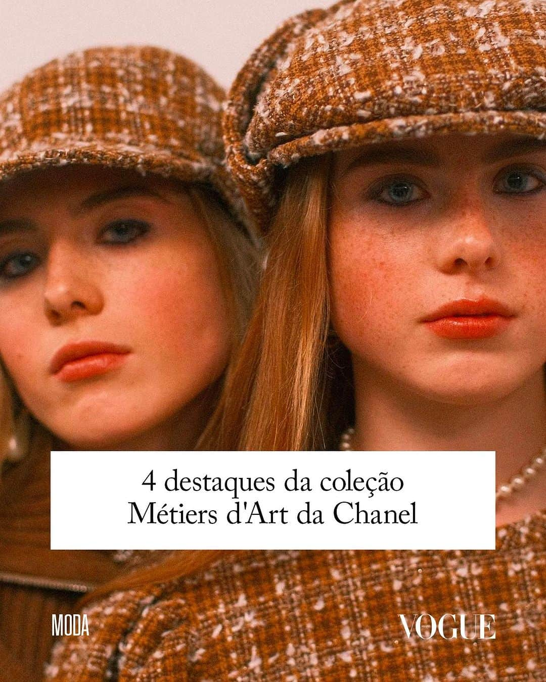 Vogue Brasilのインスタグラム：「Um arco-íris de tweed abriu o desfile Métiers d’Art 2023/24 da @chanelofficial. Tailleurs coloridos e monocromáticos trouxeram a tônica do desfile, que tem como destaque o tecido que Coco roubou do guarda-roupa do namorado, o Duke de Westminster, nos anos 1920. “Pensei muito em Gabrielle Chanel mas não queria recriar os looks de Coco, quando ela usava os casacos do Duke. Fui influenciada pelo fato de que ela colocou cores nos seus tweeds e somei um espírito vibrante e pop a eles”, disse Virginie Viard.  Além de jogar luz no tecido de origem escocesa, um dos códigos mais importantes da casa, Virginie homenageou a cidade de Manchester em estampas, padronagens, no styling e na trilha sonora. Gorros de lã e cachecóis típicos das torcidas organizadas, além de jaquetas esportivas celebram a paixão pelo futebol.  Outras influências britânicas, tanto urbanas como rurais, surgiram nas saias-envelope e plissadas, nos xadrezes e nas pitadas vitorianas. A rebeldia e a potente cultura musical de Manchester ficaram marcadas no top com discos de vinil, nas mangas bufantes e laços, na mistura de cores da estética punk e no duo amarelo/preto, que remete à gravadora The Factory Records, que lançou Joy Division e New Order. O designer gráfico Peter Saville, criador das capas de discos da gravadora, foi um dos responsáveis pela comunicação visual do desfile. O duo amarelo e preto também simboliza Manchester graças à sua produção de mel.   Entre os acessórios, graciosas Mary Jane pretas sem salto, sandálias de saltos baixos enfeitadas com laços cor-de-rosa; os chapéus estilo fascinator feitos pelos artesãos da maison e uma minibolsa em formato de vinil que deve se tornar o item-desejo da coleção.   Destaque para a trilha do desfile, de The Killers a New Order, as bandas da cidade foram homenageadas nos minutos em que a Chanel tomou a Thomas Street e usou mesas e cadeiras dos pubs locais para acomodar seus convidados, sob um telhado transparente que os protegeu da tradicional chuva mancaniana. Um choque eletrizante e vibrante no melhor espírito contestador para chacoalhar estruturas conservadoras (via @marialauraneves)」