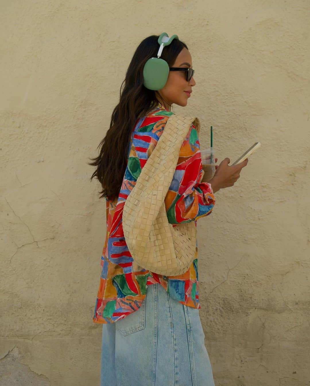 ジュリー・サリニャーナさんのインスタグラム写真 - (ジュリー・サリニャーナInstagram)「Oh just istening to my fave 90’s R&B jams! 🎧  #streetstyle #ootd」12月9日 1時12分 - sincerelyjules