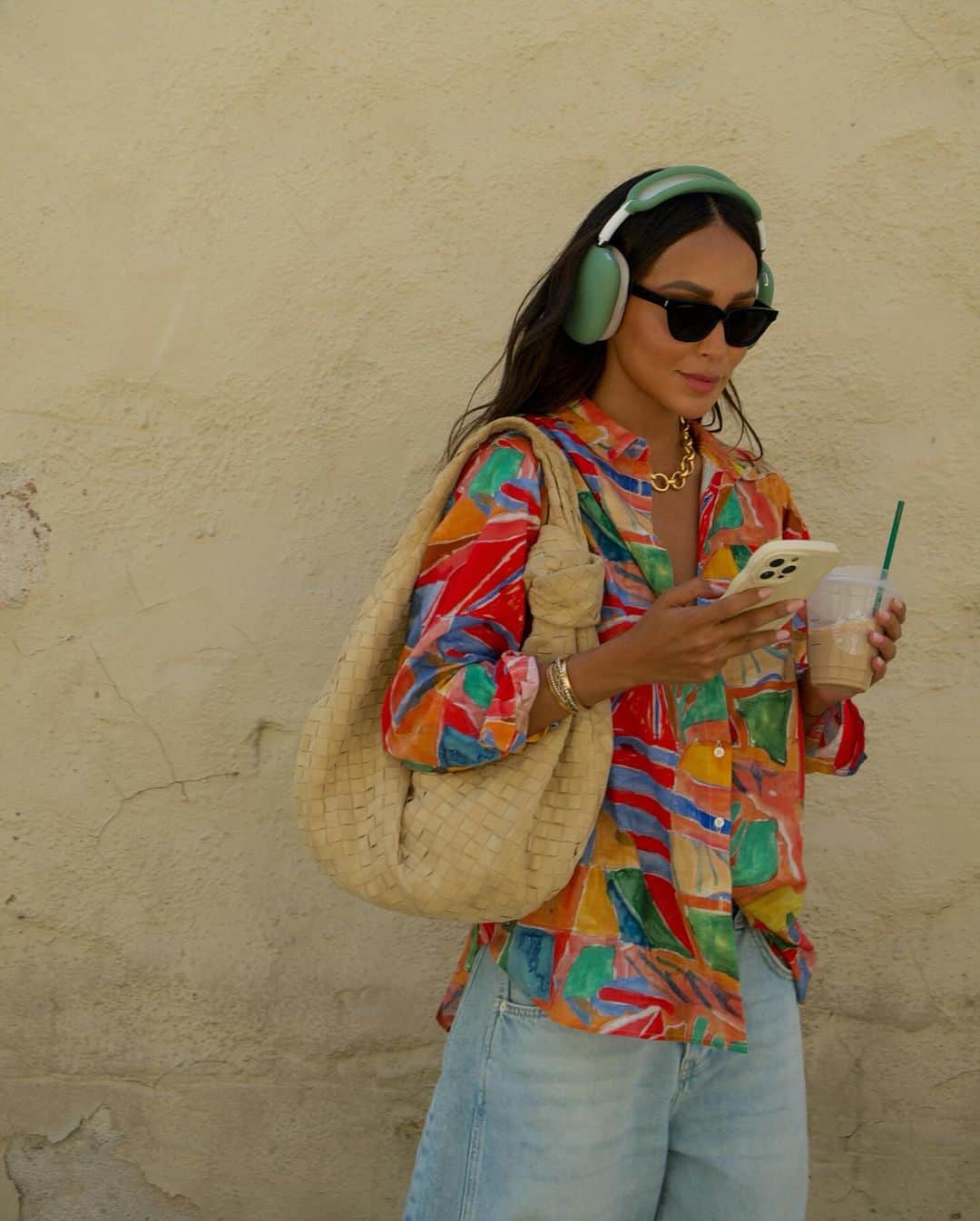 ジュリー・サリニャーナさんのインスタグラム写真 - (ジュリー・サリニャーナInstagram)「Oh just istening to my fave 90’s R&B jams! 🎧  #streetstyle #ootd」12月9日 1時12分 - sincerelyjules