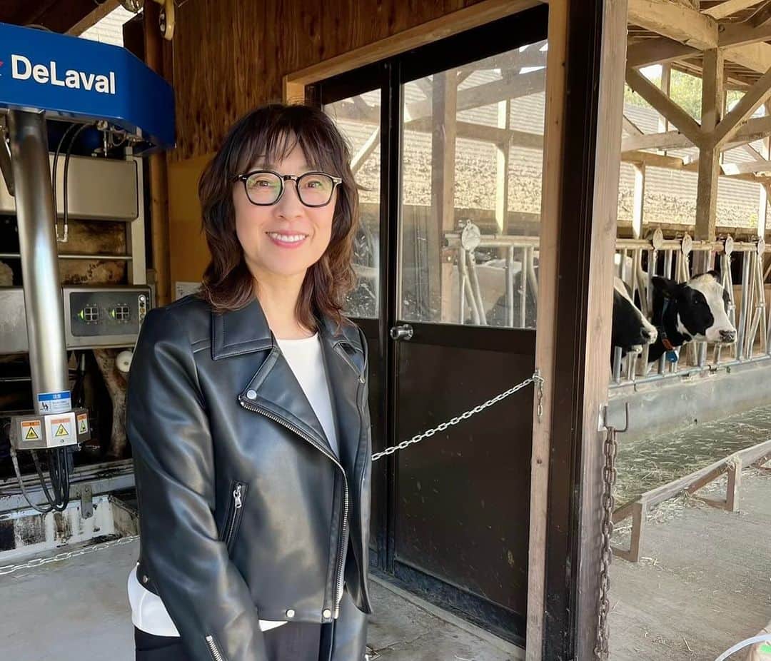 小西美穂のインスタグラム：「こちらは 新しいメガネ👓♡ そして牛さんたちと対面🐄🐄👀🥛🧀 ⁡ #弓削牧場 #搾乳ロボットシステム #見学  #神戸 #裏六甲」