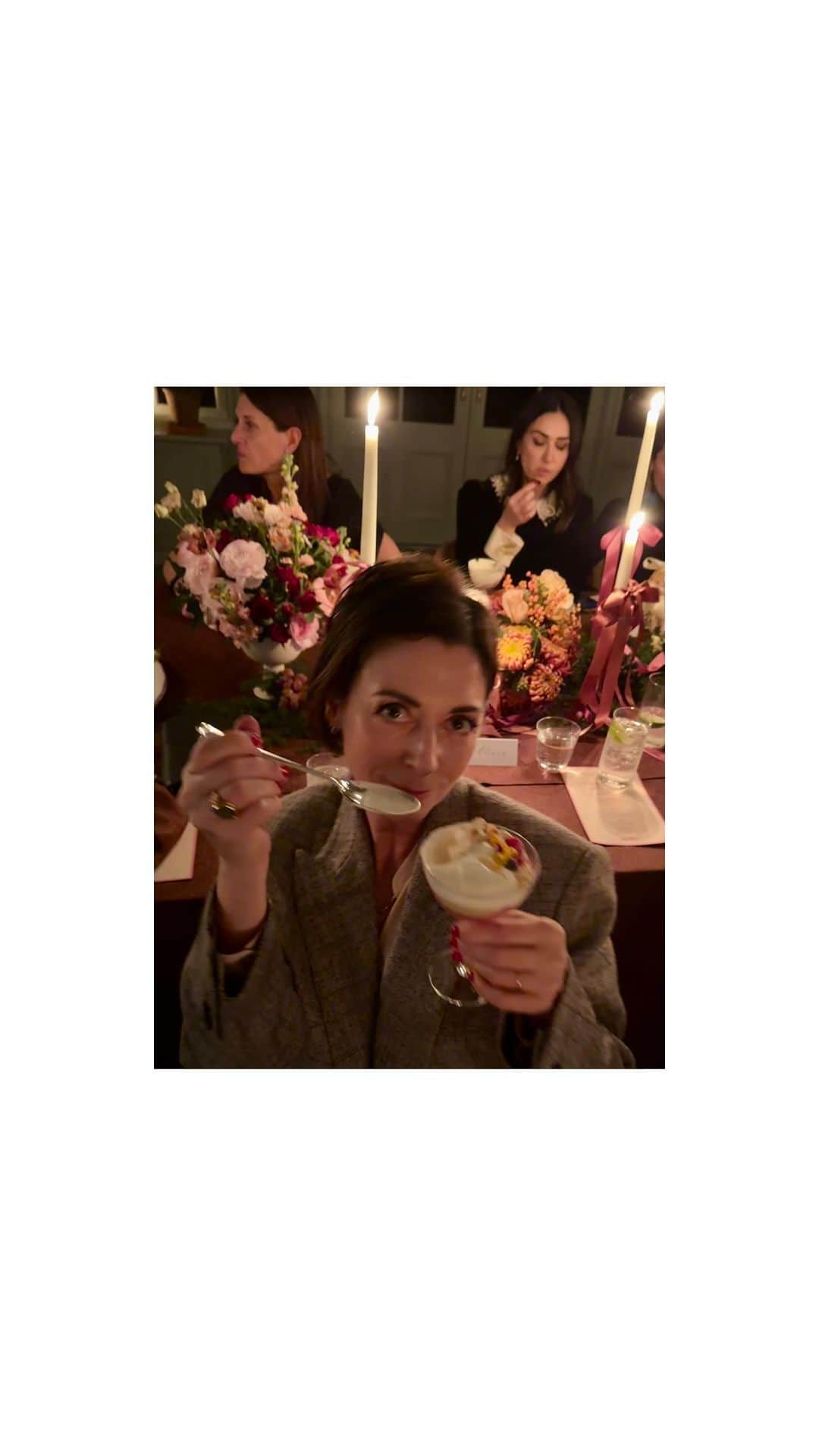 メアリー・マッカートニーのインスタグラム：「@estellemanor hosted the most magical Feeding Creativity dinner and sleepover. With a delicious menu of recipes from the book. It couldn’t have been more perfect! I wish I could do it all over again x Mary   With special thanks to  @eieshabp  @georginacarolinecohen @grace.guppy @estellemanor  @we_are_hah  @this.is.gspot  📹 @anton1a123  @tomcouch and @michole_jeynes and all the team @estellemanor who made this  event the best, with excellent attention to detail. The dinner was  made to perfection by @richbias and his team.   Menu: Reviving chilli, lemon and ginger soup,  Globe artichoke with tarragon and Dijon dressing, Chilli sweetcorn fritters with chilli dipping sauce, Baked crispy cauli with sweet and sour glaze Focaccia, Bloody Mary dip Party Pie Roasted toasted salad  Broccoli with romesco sauce  Roasted carrots with harissa Towering berry Trifle Dark chocolate pecan brownie」