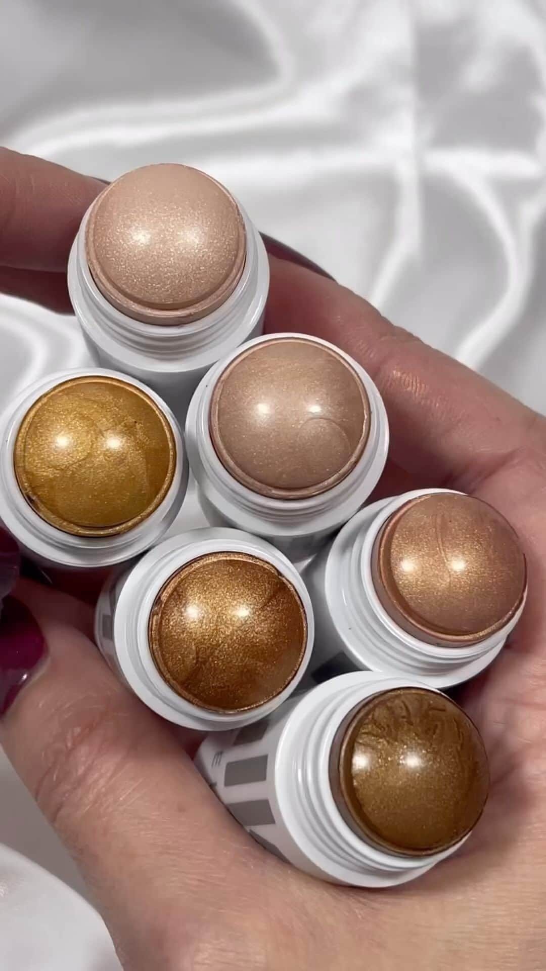 Milk Makeupのインスタグラム：「In our cream highlighter era ✨If you're looking for a gift that sparkles (and doesn't break the budget 🫠), our Highlighter sticks come in 6 radiant shades AND has over 1000+ swipes per stick... just saying 🖤 Available @sephora & MilkMakeup.com.   🎥: @thebeautyradar #highlighter #giftideas」
