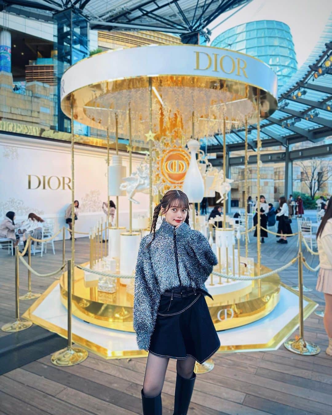 山崎春佳のインスタグラム：「🎠❤︎  Dior Holiday2023 - The Garden of Dreams 遊びに行ってきた☺︎  新しいトップスは @violettaofficial_jp 、アウターは @snidel_official です🕺🏼  #me #tbt #ootd #violetta #longboots #outer #snidel #六本木ヒルズ #diorgardenofdreams」