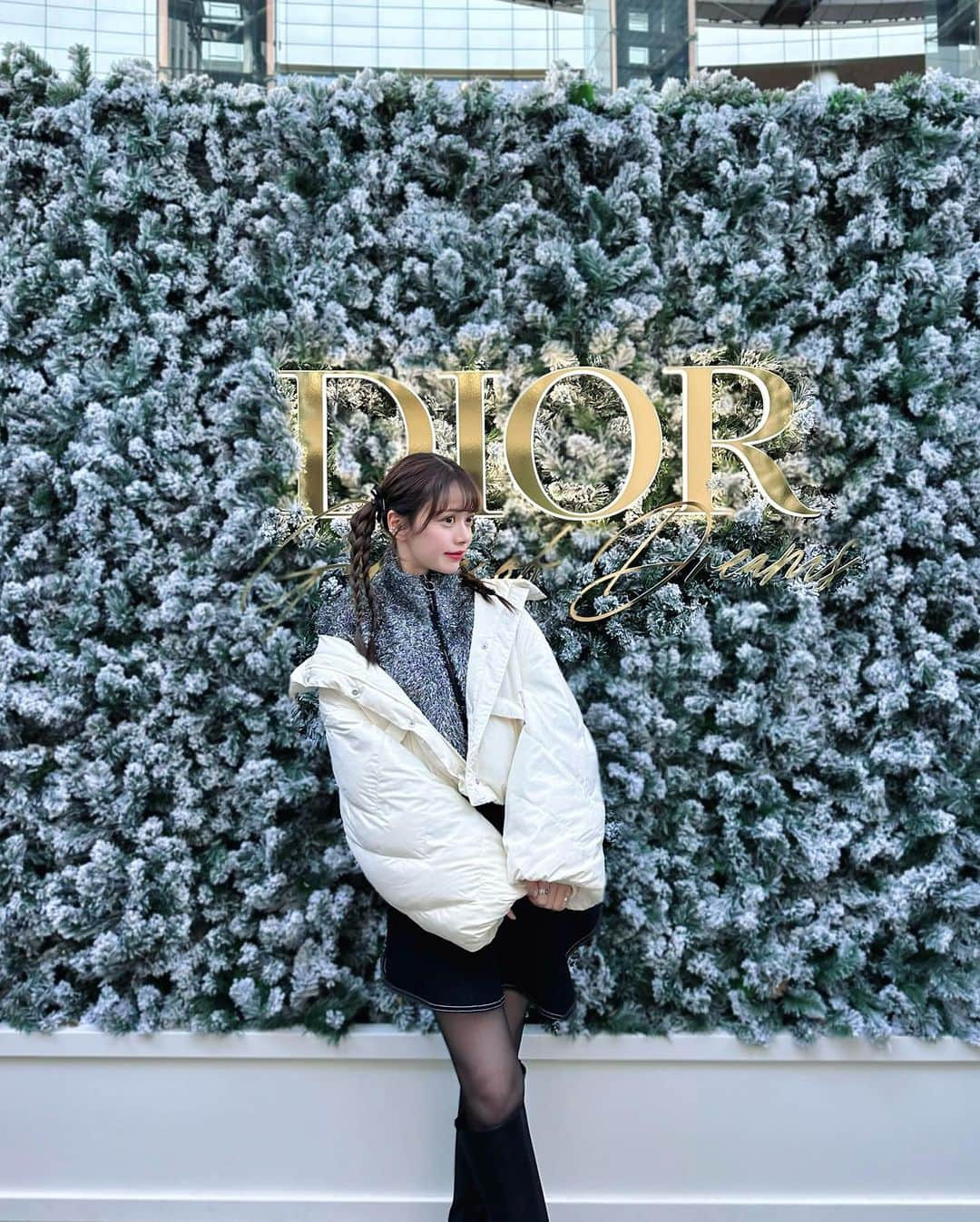 山崎春佳さんのインスタグラム写真 - (山崎春佳Instagram)「🎠❤︎  Dior Holiday2023 - The Garden of Dreams 遊びに行ってきた☺︎  新しいトップスは @violettaofficial_jp 、アウターは @snidel_official です🕺🏼  #me #tbt #ootd #violetta #longboots #outer #snidel #六本木ヒルズ #diorgardenofdreams」12月9日 1時18分 - haruka_yamazaki