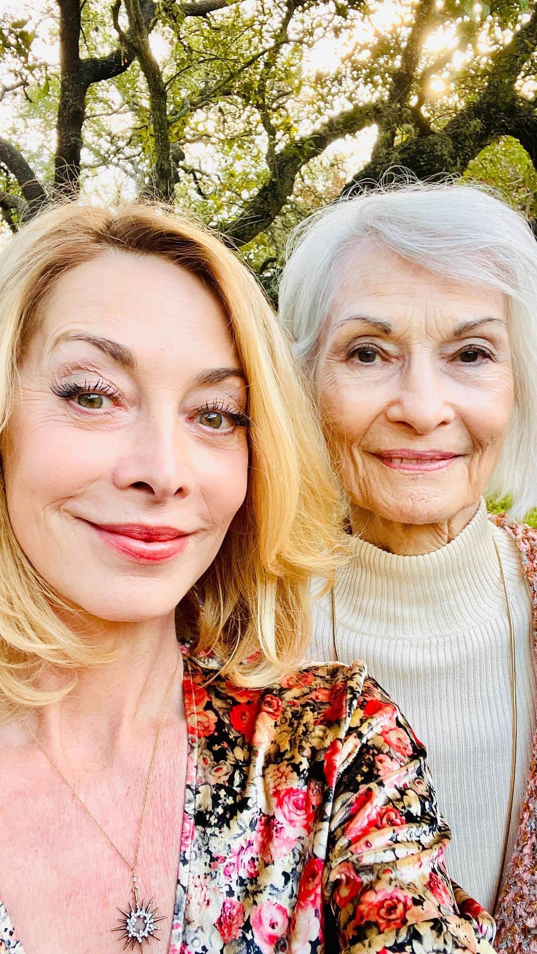 シャロン・ローレンスのインスタグラム：「Please help me wish my wonderful Mother, Earlyn Reeves Sams Lawrence,  a happy  85th birthday.  She’s amazing❤️ wish I could be with her today, but our reunion is soon:) My long form message is on my Stories and I’ll share as a post as well, I can’t contain my love for her and your kind words of appreciation. 🙏🏻💜🙏🏻」