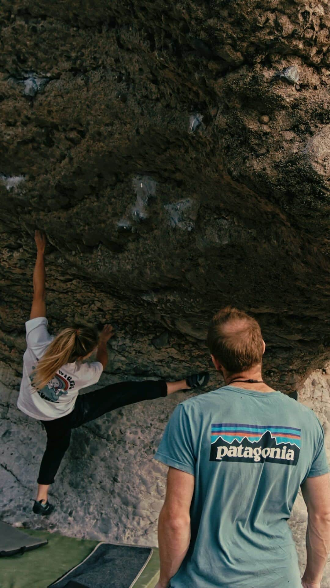 シャウナ・コックジーのインスタグラム：「Hydro, 8B/V13 (from earlier this year)😍 I wanna go rock climbing SO BAD!   Just over here dreaming of being able to climb again and of those good days out at the boulders! Sending good vibes to anyone dealing with injury right now 💕  📹 @bandofbirds」