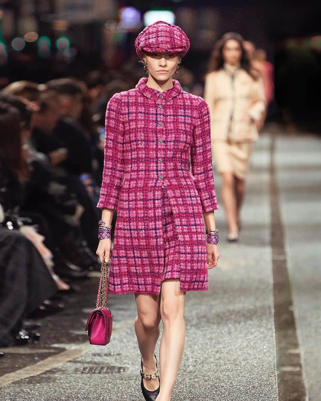 ELLE Polandのインスタグラム：「Przenosimy się na ulice Manchesteru, gdzie Virigine Viard zaprezentowała kolekcję Chanel Métiers d’art 2023/24.  „Połączenie high fashion z muzycznym dziedzictwem miasta było widoczne w detalach - zawieszkach w kształcie gitar i nut zwisających ze złotych i perłowych łańcuszków, mikro-torebkach na ramię w kształcie płyt winylowych i tweedowych kaszkietach dopasowanych do płaszczy i garsonek; ukłonem w stronę wiktoriańskiego okresu świetności miasta były sukienki i topy z bufiastymi rękawami, wysokimi kołnierzami czy żabotami.” - podsumowuje nasza redaktorka mody @czarolinka   Więcej na temat najnowszej kolekcji francuskiego domu mody przeczytacie na ELLE.pl  #chanel」