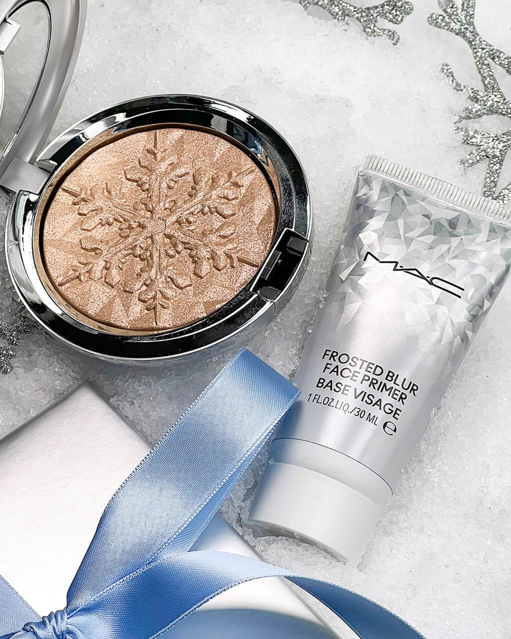 M·A·C Cosmetics Deutschlandのインスタグラム：「PERFECT #winterglam Duo ❄️✨ Entdecke unsere glowy Essentials aus der #MACHoliday Collection!  ❄️ Frosted Blur Primer ❄️ Extra Dimension Skinfinish  #MACHoliday #MACBizarreBlizzardBash」