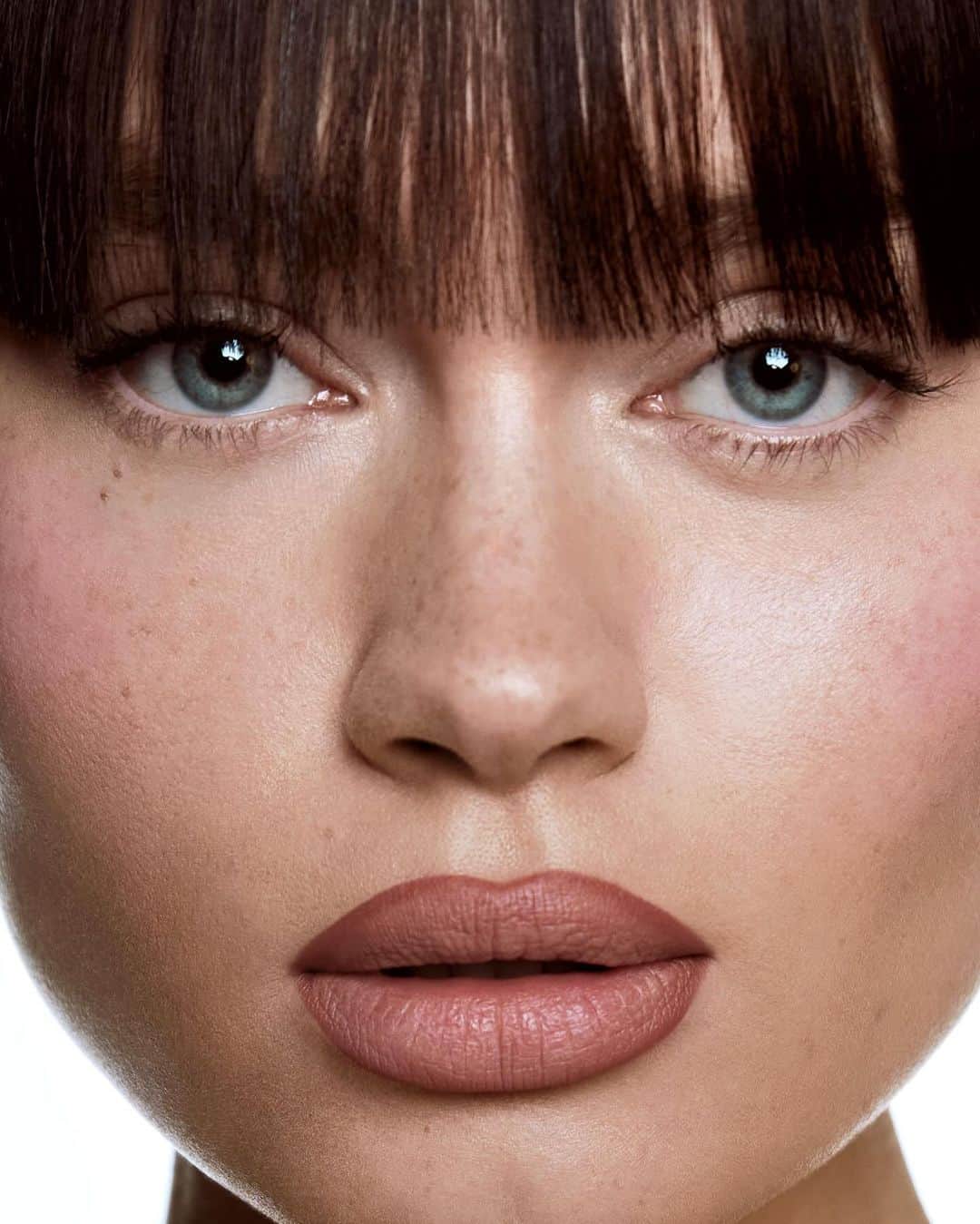 Kylie Cosmeticsのインスタグラム：「smitten on the lips 🤎 lisa is wearing our new precision pout lip liner in shade smitten, a gorgeous dusty rose shade to contour and define lips 💋」