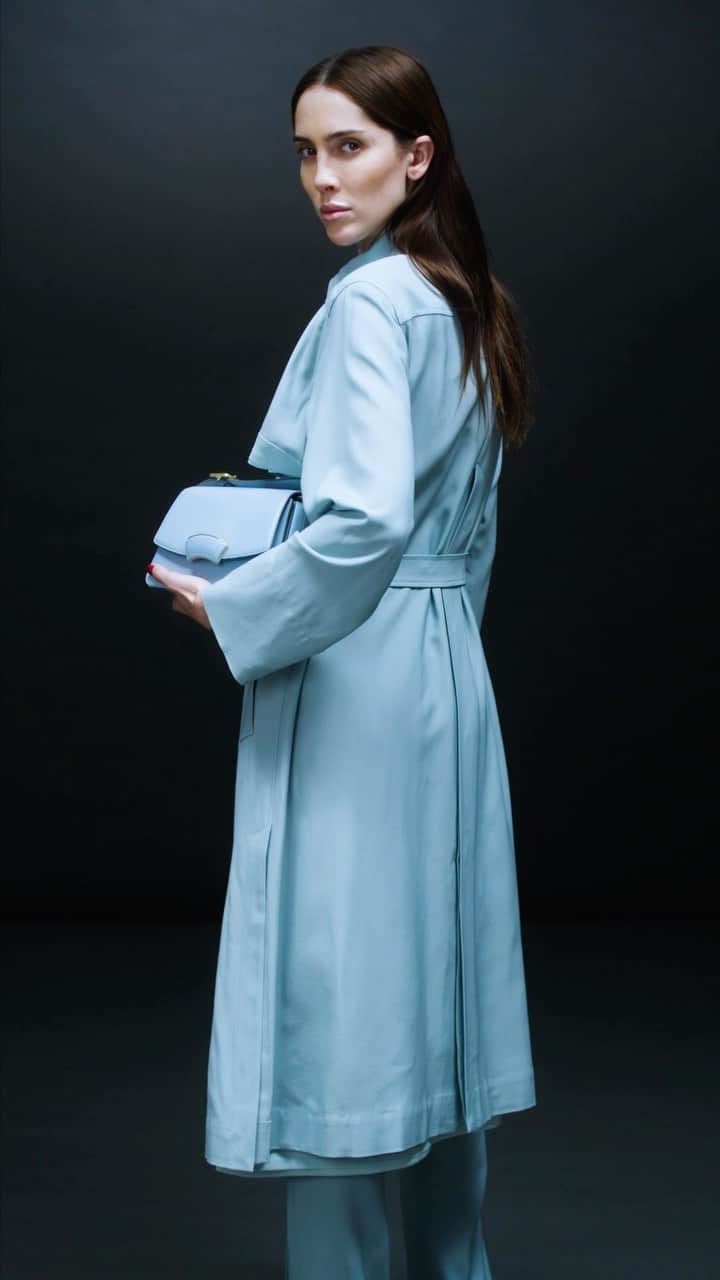 3.1フィリップリムのインスタグラム：「CAN I SEE YOUR ID?  Teddy Quinlivan wears PS24 with the ID Shoulder Bag in our ID Campaign.  Model: @teddy_quinlivan  Video: @t.pak Styling: @d_i_a_n_n_a___l_u_n_t Hair: @stylebysergio Makeup: @rennobuko Music: @csisterna.sound Edit: @shanegambill_」