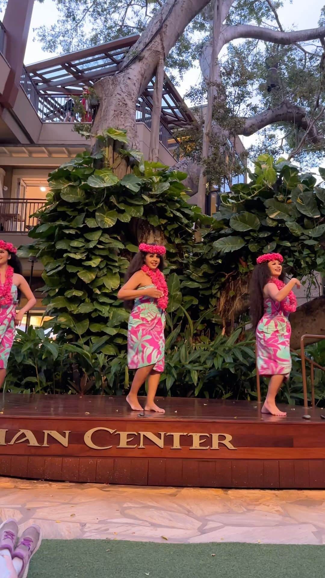 ロイヤル・ハワイアン・センターのインスタグラム：「Time to say happy aloha Friday at our Royal Hawaiian Center 5:30pm hula show!」