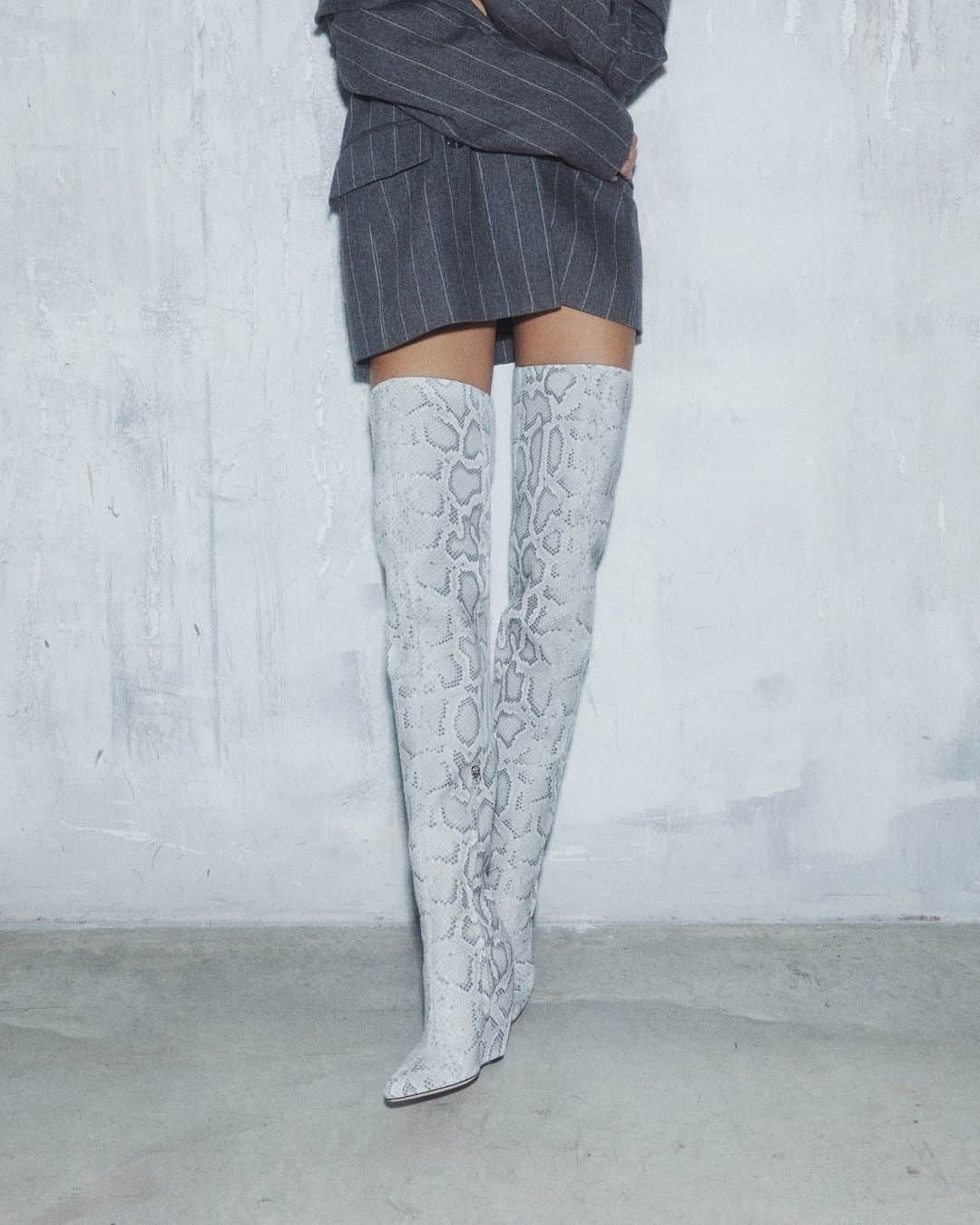 Giuseppe Zanotti Designのインスタグラム：「A higher vibration. In sleek white with a built-in wedge, the GINNYFER BOOT will shift you entire POV. #GiuseppeZanotti #GZSS24」