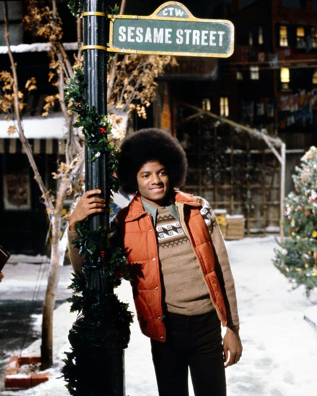 マイケル・ジャクソンさんのインスタグラム写真 - (マイケル・ジャクソンInstagram)「On this date in 1978, Michael brought holiday season cheer to primetime TV audiences with his appearance on the CBS TV special “A Special Sesame Street Christmas.”」12月9日 2時00分 - michaeljackson