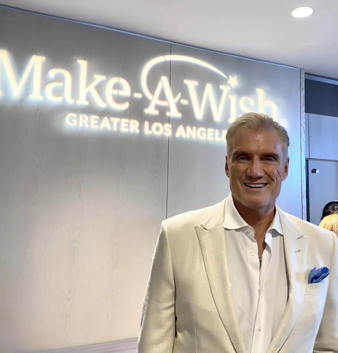 ドルフ・ラングレンのインスタグラム：「Hi everyone! I'm partnering with @makeawishamerica and @makeawishlosangeles this holiday season to grant wishes for kids diagnosed with critical illnesses. You could help too just by commenting your wish for the holidays below using #WishOutLoud, and @teleflora will donate $5 to this cause for each comment. Let's make wishes happen for these kids! ✨🌟」