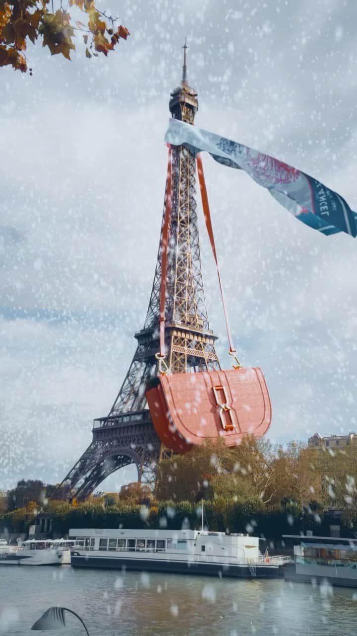 ランセルのインスタグラム：「Spotted at the Eiffel Tower 🧡  #LancelParis #LancelTwist #ClepsydreByLancel」