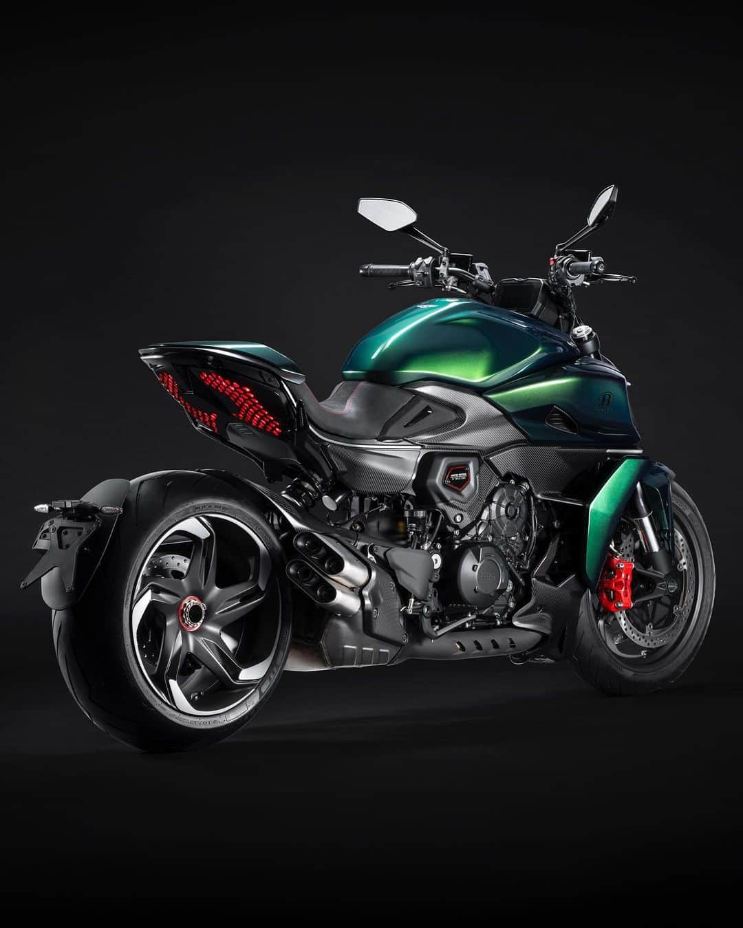 ベントレーさんのインスタグラム写真 - (ベントレーInstagram)「Bold Inspires bold. Ducati Diavel for Bentley.    Born from a collaboration between Ducati and Bentley, this limited edition series combines the shared affinity of performance, innovation and exclusivity. The Ducati Diavel for Bentley blends the strong and sophisticated character of the Diavel V4 with the powerful attitude of the Batur, incorporating bespoke materials from both models to create a synergy of craftsmanship.  The Bentley Batur was created by Mulliner, Bentley’s coachbuilding artisans, to celebrate the partnership, 50 of the Diavel for Bentley motorcycles will be limited Mulliner edition.   #Bentley #Ducati #DiavelforBentley #DareToAstonish #DWP2024」12月9日 2時02分 - bentleymotors