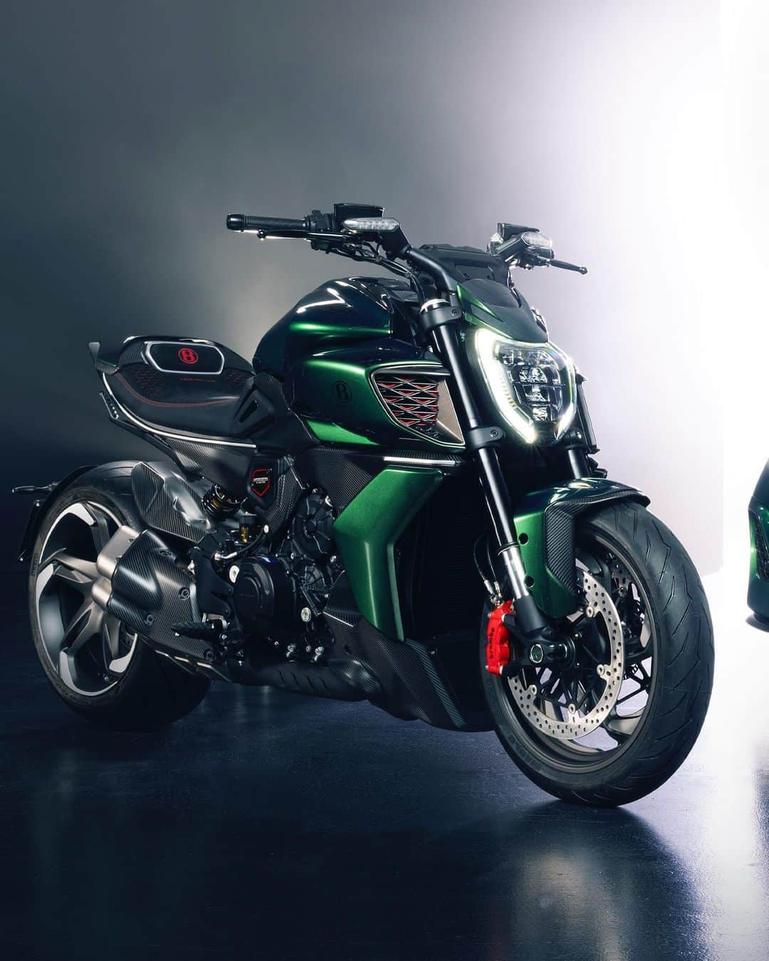 ベントレーさんのインスタグラム写真 - (ベントレーInstagram)「Bold Inspires bold. Ducati Diavel for Bentley.    Born from a collaboration between Ducati and Bentley, this limited edition series combines the shared affinity of performance, innovation and exclusivity. The Ducati Diavel for Bentley blends the strong and sophisticated character of the Diavel V4 with the powerful attitude of the Batur, incorporating bespoke materials from both models to create a synergy of craftsmanship.  The Bentley Batur was created by Mulliner, Bentley’s coachbuilding artisans, to celebrate the partnership, 50 of the Diavel for Bentley motorcycles will be limited Mulliner edition.   #Bentley #Ducati #DiavelforBentley #DareToAstonish #DWP2024」12月9日 2時02分 - bentleymotors