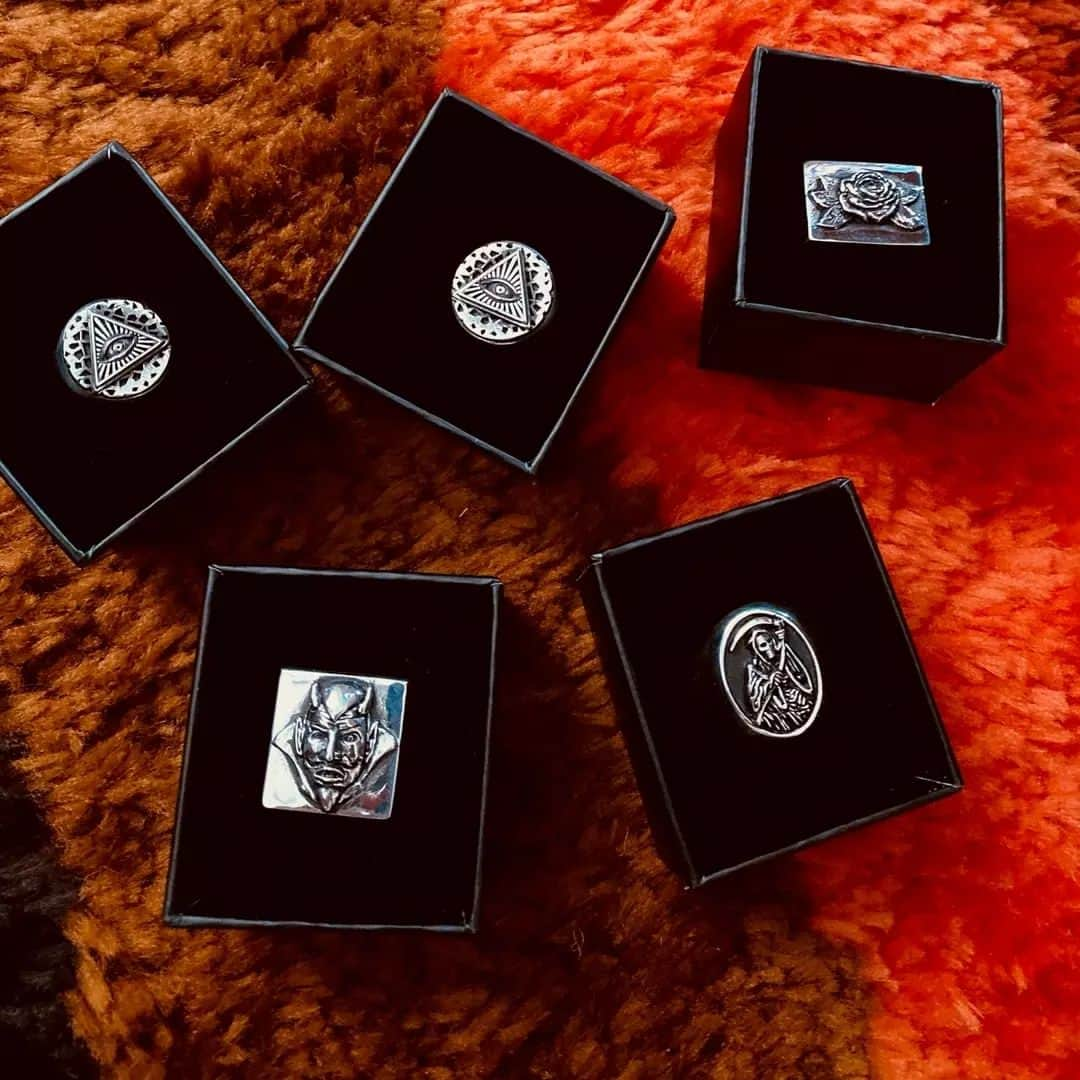 ハンチョロさんのインスタグラム写真 - (ハンチョロInstagram)「Signet rings make some of the best gifts 👊 . . . #Monsters #HolidayFun #ChristmasGifts #GiftIdeas #Instashop #Instagood」12月9日 2時05分 - hancholodesigns