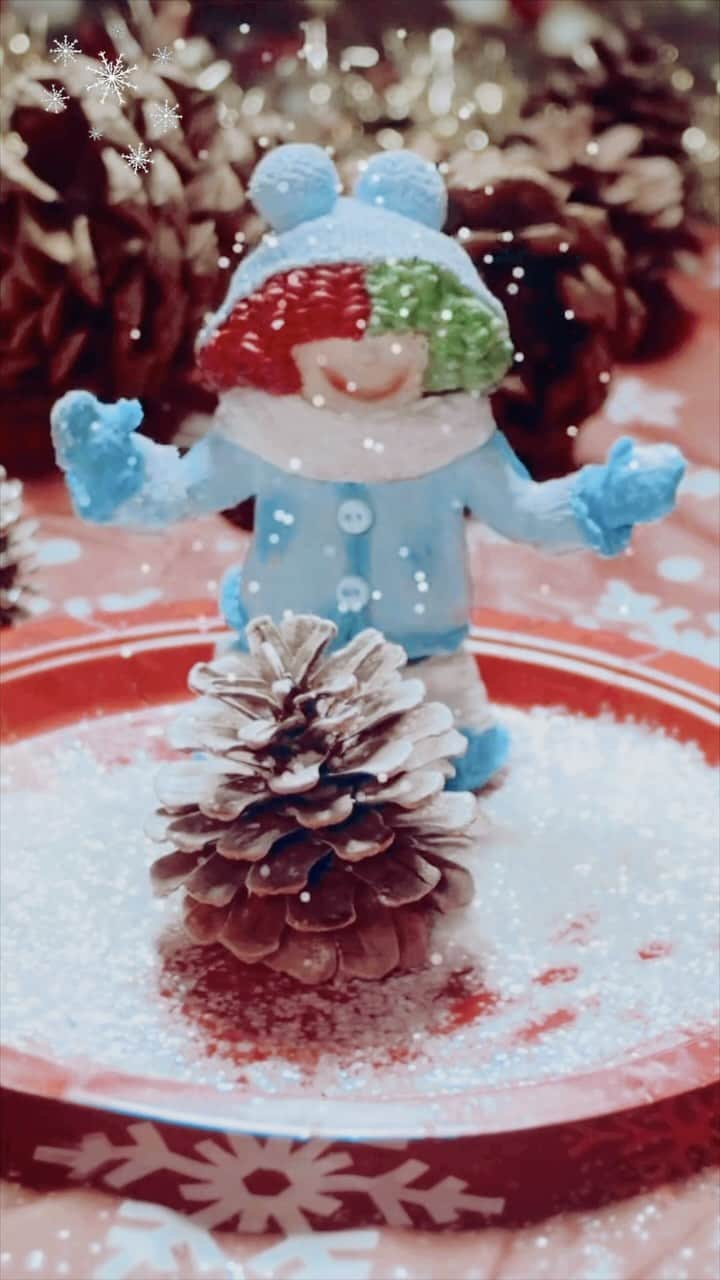 シーアのインスタグラム：「December Moods Part 1 ❄️🥰☃️ - Team Sia  [video description: a montage of Sia’s claymation character doing various winter activities]」