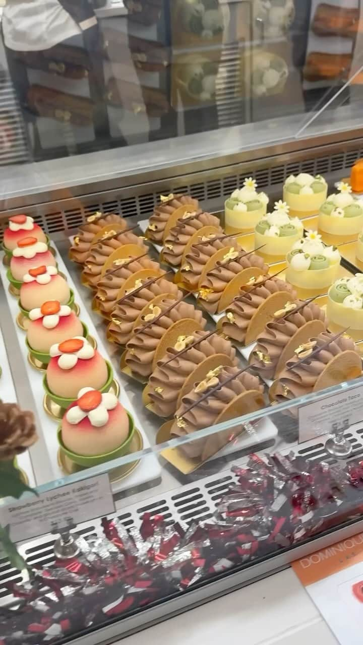 DOMINIQUE ANSEL BAKERYのインスタグラム：「It’s good to be back, Las Vegas. Pastry case and viennoiserie looking beautiful. 😍🥐🎰 @dominiqueansellasvegas @caesarspalace」