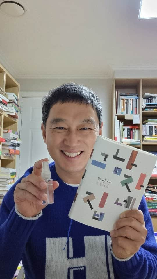 コ・ミョンファンのインスタグラム：「아침긍정확언 738일째!  책으로 샤워한다!   촉촉하게!!!  #고명환  #고명환글 #고명환낭독 #오디오북 #비디오북치열하게시리즈 #독서스타그램 #글쓰기 #인문학 #북스타그램 #책스타그램 #경제적자유 #아침긍정확언 #이책은돈버는법에관한이야기 #천일동지 #1000일동지 #천동 #나는어떻게삶의해답을찾는가」