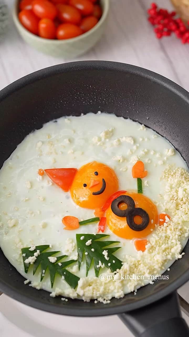 Sharing Healthy Snack Ideasのインスタグラム：「✨ ☃️🎄🍳 😁Good morning ka. Celebrate the season  with charming egg snowman nestled with a touch of feta snow❄️ by @my_kitchen_menus  #SimpleJoys #EasyFoodArt #SmileOnAPlate #FoodArt #GourmetCreations #egg#EdibleMasterpiece #breakfast #art #thailand #SeasonsEatings #edibleart」