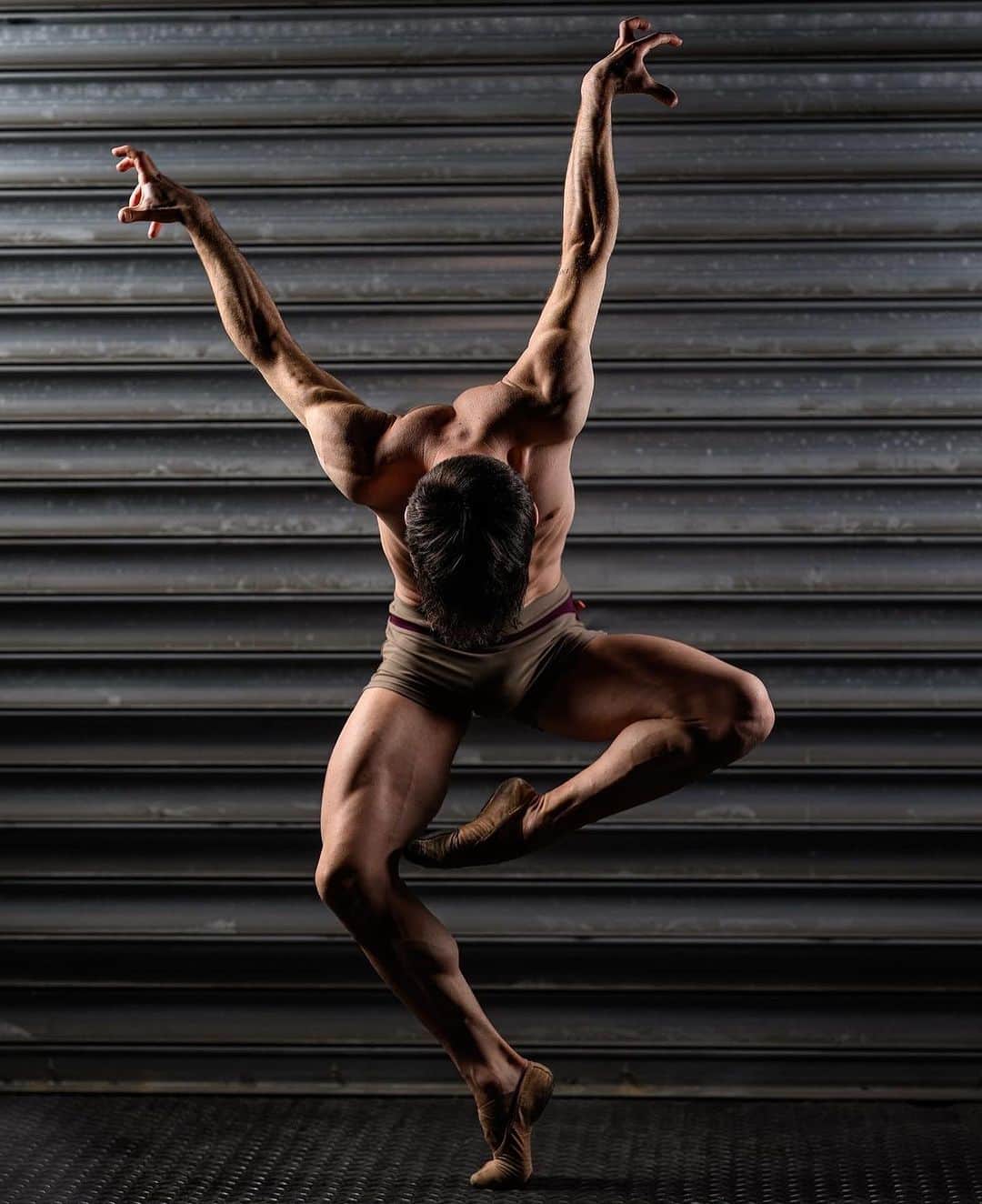 Ballet Is A WorldWide Languageのインスタグラム：「Stunning ✨ @manuel_vaccaro_ by @c_photographystudio  #manuelvaccaro #worldwideballet 🫶🏻✨❤️」
