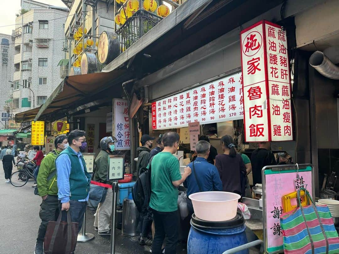 NESMITHのインスタグラム：「今日は取材とリハの合間に激うま魯肉飯（ルーローハン）を食し、 現地の食を食べる事でその地のエネルギーを充填して 明日の台湾初ライブが大成功に終わる事を願いながら眠りにつきます。。。🥱😴🥱😴 明日が皆さんにとっても僕たちにとっても関わるすべての方にとっても最高で最幸な１日になりますように✨✨✨  おやすみなさい😴😴 #EXILE #exilelive2023intaipei  #初台湾ライブ #沢山の奇跡が起こりますように #魯肉飯 #ルーローハン #リハ帰りに寄ったコンビニでTJBBのみんなとバッタリ #ジャケ買いで気になったカップ麺 #俺達もネスさんと同じのにします ！ #と言って同じカップ麺を購入 (笑) #さすがに今からは食べられないから #日本帰ったら食べてみよ 🍜 #みんな食べたのかな？ #果たしてお味の方は！？ #乞うご期待！」