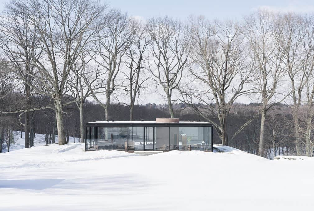 オリバーピープルズさんのインスタグラム写真 - (オリバーピープルズInstagram)「The Philip Johnson Glass House under snow. Completed in 1949.  #OPInspiration⁠」12月9日 2時34分 - oliverpeoples