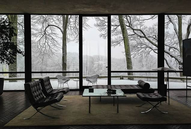 オリバーピープルズさんのインスタグラム写真 - (オリバーピープルズInstagram)「The Philip Johnson Glass House under snow. Completed in 1949.  #OPInspiration⁠」12月9日 2時34分 - oliverpeoples