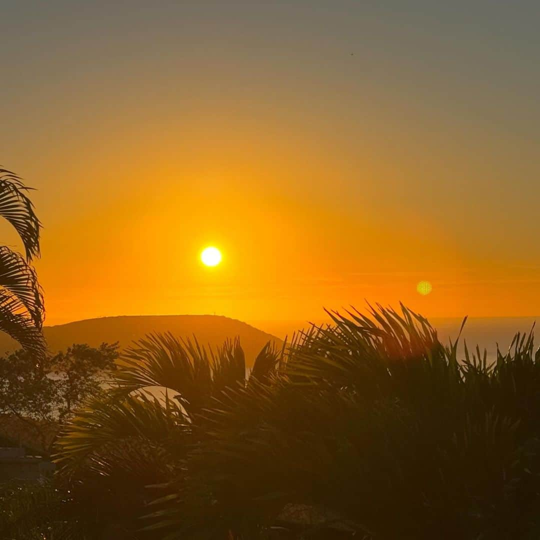 マキ・コニクソンのインスタグラム：「ハワイからおはよ。 Happy Aloha Friday! 😊  この時期うちのラナイからKoko Head の頭上に昇ってくる神々しい朝日が見えます。 でも冬場限定なのです。 夏場は太陽が左にズレて見えないの。 朝日って目に見えないパワーがあるね✨✨  今週の日曜日はホノルルマラソンだ。🏃‍♀️🏃 今年は盛り上がりそう！応援📣しなきゃ。 やっとここ最近お天気が安定してきたよ。 ハワイらしいお天気に戻ってきたけど 当日はランナーにとって 走りやすい天候になります様に.. 🙏🏻  ハワイの朝日のおすそ分け。🌅 パワーチャージしてね！ これで週末はパッチリですよっ👍🏼  #エアハワイ🌺  #ハワイの朝日のおすそ分け🤙🏼  #ホノルルマラソン2023 #朝日のパワー✨✨」