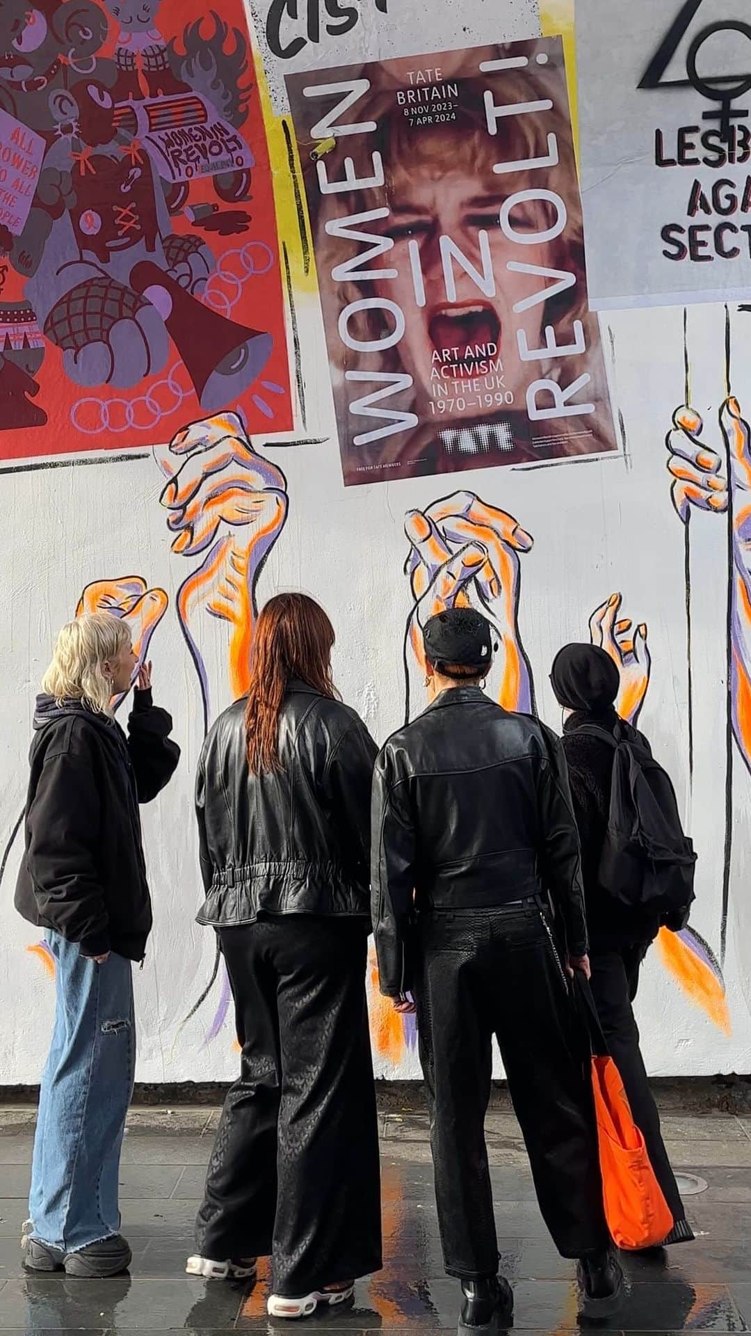テート・ギャラリーのインスタグラム：「Meet muralist Hannah @disco_dickins, the creative force behind Camden’s newest street art! 🎨 ✨  Hannah and five local London artists have transformed an iconic bridge in Camden Lock with radical feminist visions paying homage to Tates #WomeninRevolt exhibition. 💥   Venture under the bridges to witness Hannah and the other artists’ colourful tribute to the feminists who paved the way - both past and present-day rebels! ❤️  You can find the monumental mural over at #CamdenLock kindly supported by JACK ARTS, part of BUILDHOLLYWOOD. Have you seen it yet? 👀  🖌️ @_alice_hartley_ 🖌️ @ankadabrowskaart 🖌️ @esmelower 🖌️ @yesolivatwist 🖌️ @zhouning__  Check the link in our bio to learn more about Tate’s #WomenInRevolt exhibition that inspired it all. 🔗」