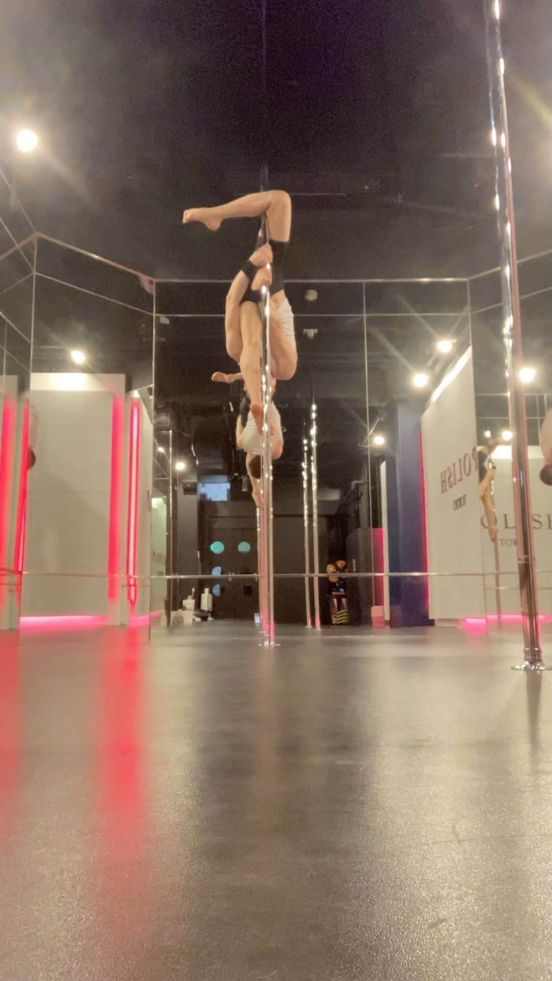 NISHIOのインスタグラム：「🔄 . . . . . #dance #dancer #performance #performer #pdstaticcombo #pddynamictricks #poledancemotivation #polelove #static #poletrickoftheday #pdcombo #pdtrick #noa #pop #japan #japanese #tokyo #東京 #roppongi #六本木 #polish #ポールダンス #poledance #ダンス #トレーニング #ポールダンサー #ポールダンス初心者 #carnival #burlesque #cabaret」