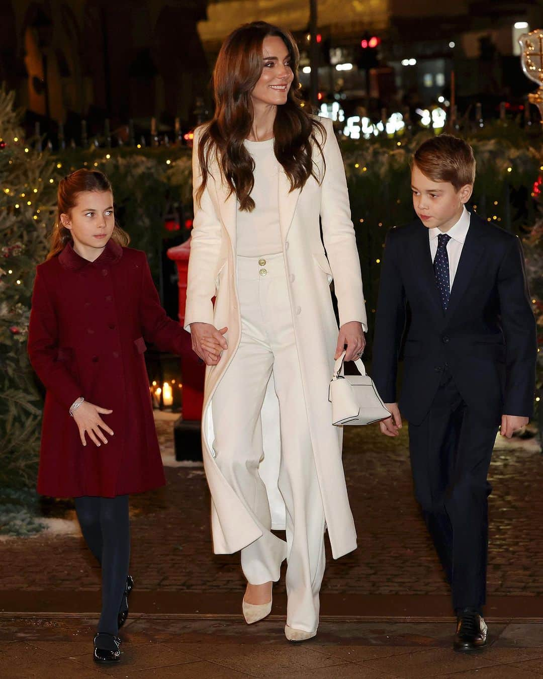 ELLE UKのインスタグラム：「This evening the #PrincessofWales attended the 'Together At Christmas' Carol Service at Westminster Abbey alongside Prince William and their three children. Kate wore a white coat by Chris Kerr and earrings from Van Cleef & Arpels.」