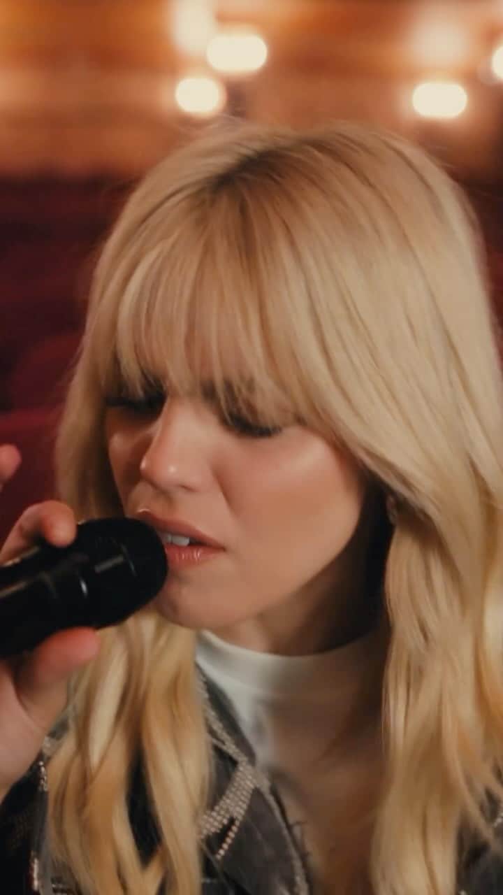 Vevoのインスタグラム：「Watch @ReneeRapp’s DSCVR Artist of the Year live performance of “Tummy Hurts” off her debut album ‘Snow Angel’ and stay tuned for more! ⠀⠀⠀⠀⠀⠀⠀⠀⠀ ▶️ [Link in bio] #DSCVR」