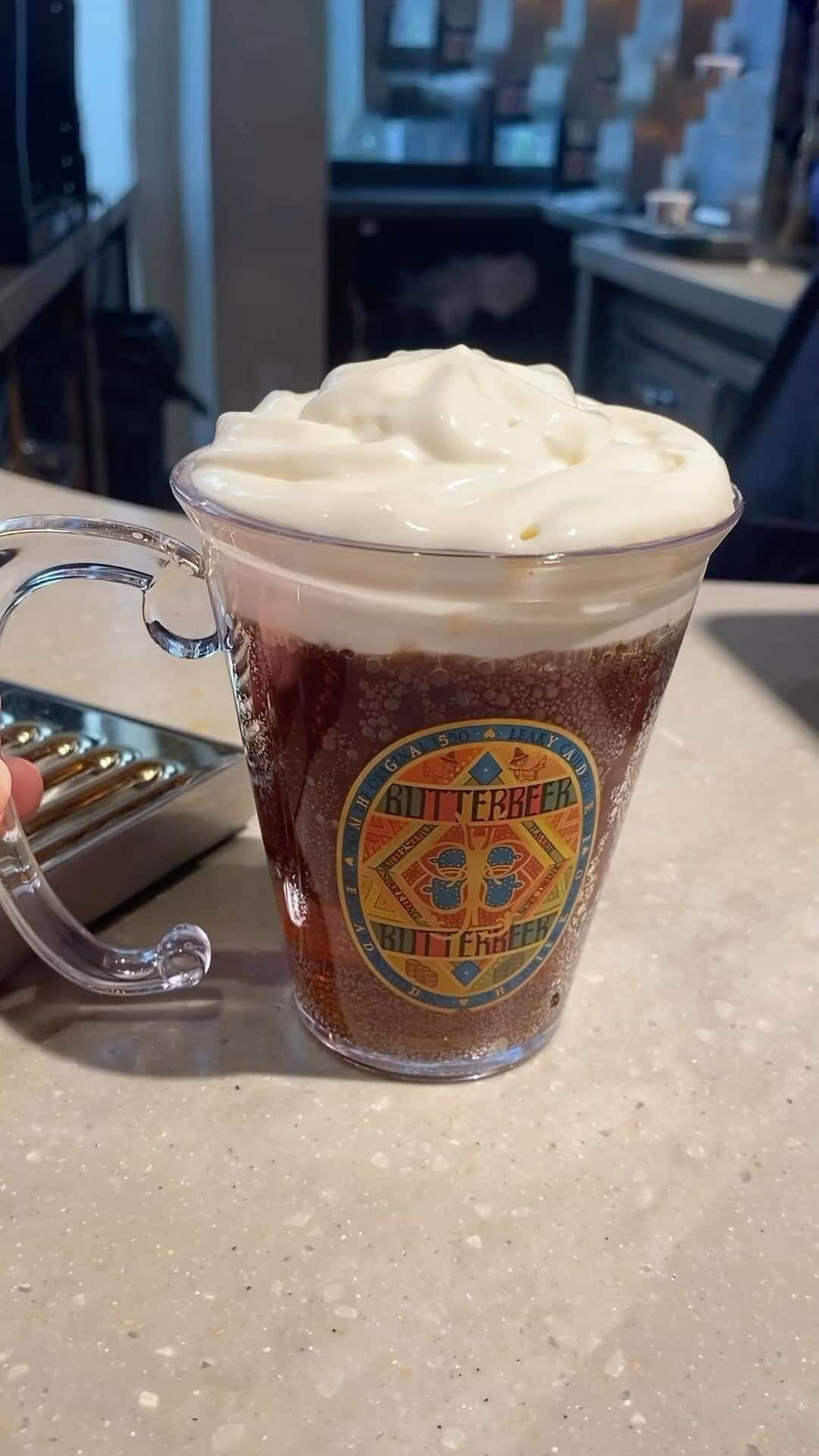 ハリー・ポッターのインスタグラム：「the butterbeer at @harrypotterny doesn’t just taste delicious, it sounds delicious too 😋」