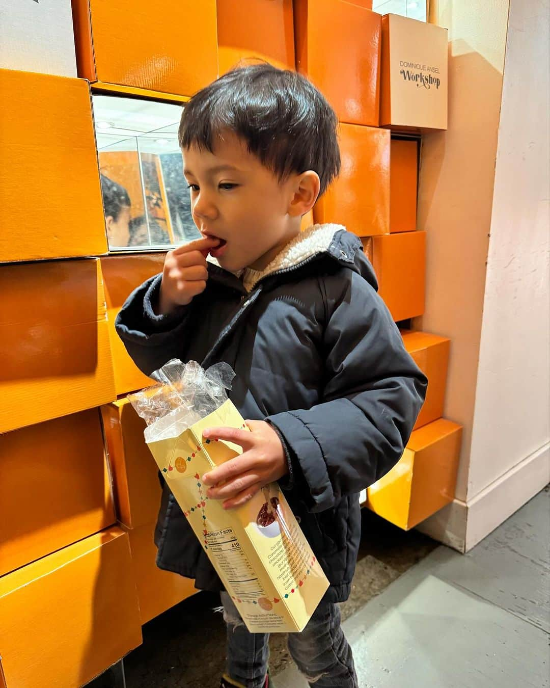 DOMINIQUE ANSEL BAKERYさんのインスタグラム写真 - (DOMINIQUE ANSEL BAKERYInstagram)「A boy and his cereal. Our biggest Christmas Morning Cereal fan ❤️🎄🥣」12月9日 3時24分 - dominiqueansel