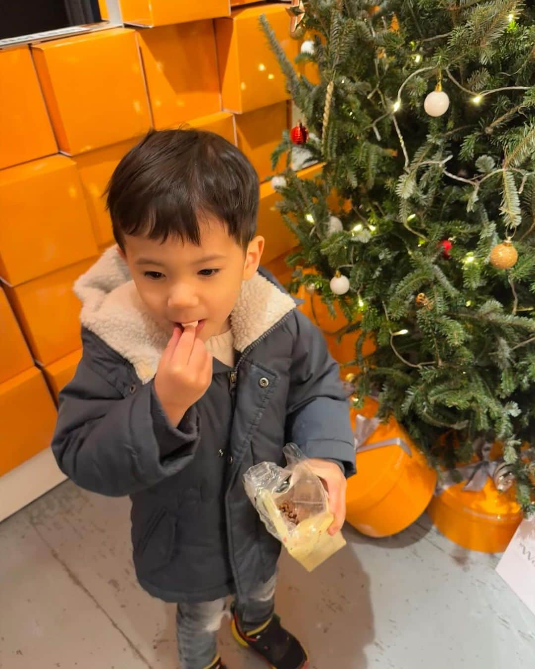 DOMINIQUE ANSEL BAKERYさんのインスタグラム写真 - (DOMINIQUE ANSEL BAKERYInstagram)「A boy and his cereal. Our biggest Christmas Morning Cereal fan ❤️🎄🥣」12月9日 3時24分 - dominiqueansel