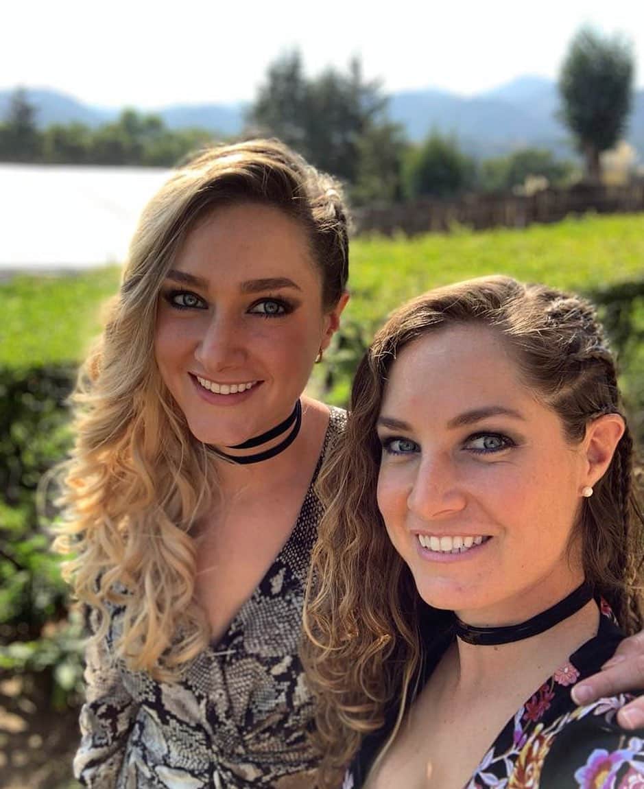 アレハンドラ・ジャネサのインスタグラム：「Feliz cumple pliiiina 🤗🤗🤗@mariallgp que sea un año lleno de luz, paz y crecimiento. Déjate sorprender por la magia de la vida ✨✨✨💚 te quiero muchicumo! 🥰💛😽☁️🍄🥳🎁🎈🎂 #sister #sagitariafavorita #♐️ #oridyaba #aaggghh #😬👈 #iiiyyyiii #tugudy #myqudyter #milia #confianzaenlavida #avedyedydyoydyirdyu」