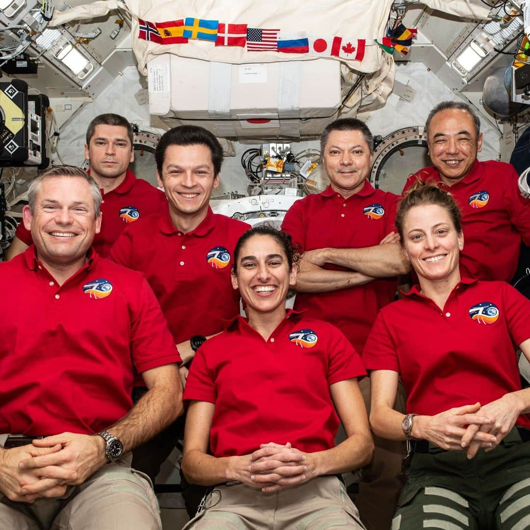 国際宇宙ステーションさんのインスタグラム写真 - (国際宇宙ステーションInstagram)「The seven-member Expedition 70 crew poses for a portrait inside the International Space Station's Kibo laboratory module. In the front row (from left) are, Commander Andreas Mogensen from ESA (European Space Agency) and NASA Flight Engineers Jasmin Moghbeli and Loral O'Hara. In the back are, Roscosmos Flight Engineers Nikolai Chub, Konstantin Borisov, and Oleg Kononenko; and JAXA (Japan Aerospace Exploration Agency) Flight Engineer Satoshi Furukawa.  #nasa #jaxa #astronaut #roscosmos #cosmonaut #crew #portrait #kib #laboratory #internatipnal #space #station」12月9日 3時37分 - iss