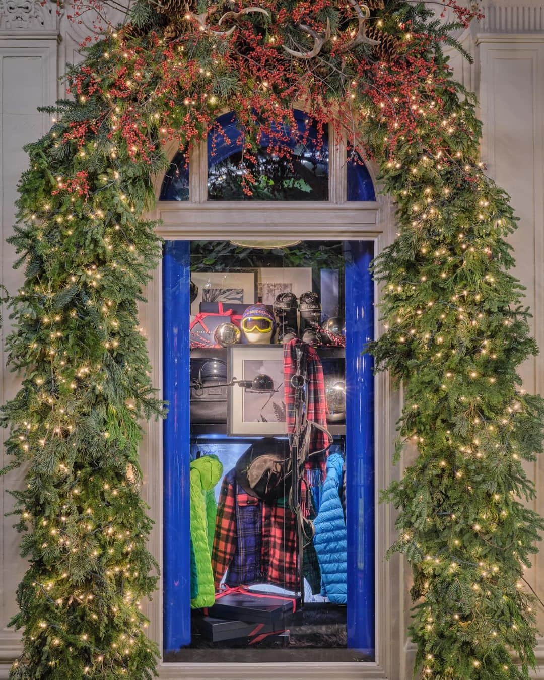 Polo Ralph Laurenさんのインスタグラム写真 - (Polo Ralph LaurenInstagram)「An #RLHoliday on Madison Avenue.  The storefront of our #RalphLauren New York City flagship is festively reimagined with arrangements of fresh garlands and sparkling lights.  Step into our global flagship stores for a bespoke in-store experience.  #PoloRalphLauren」12月9日 3時47分 - poloralphlauren