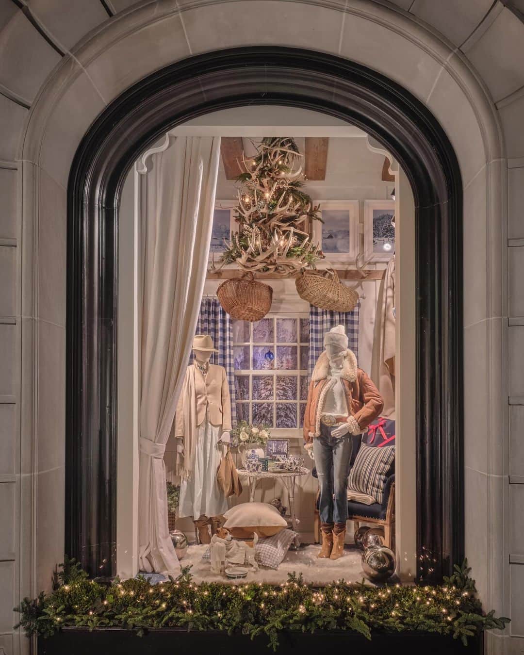 Polo Ralph Laurenさんのインスタグラム写真 - (Polo Ralph LaurenInstagram)「An #RLHoliday on Madison Avenue.  The storefront of our #RalphLauren New York City flagship is festively reimagined with arrangements of fresh garlands and sparkling lights.  Step into our global flagship stores for a bespoke in-store experience.  #PoloRalphLauren」12月9日 3時47分 - poloralphlauren