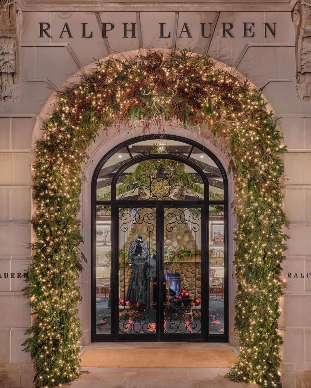 Polo Ralph Laurenのインスタグラム：「An #RLHoliday on Madison Avenue.  The storefront of our #RalphLauren New York City flagship is festively reimagined with arrangements of fresh garlands and sparkling lights.  Step into our global flagship stores for a bespoke in-store experience.  #PoloRalphLauren」